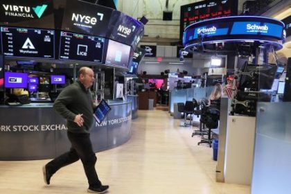 caen-los-papeles-argentinos-en-wall-street-mientras-que-el-dolar-se-mantiene-al-alza
