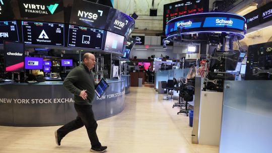 caen-los-papeles-argentinos-en-wall-street-mientras-que-el-dolar-se-mantiene-al-alza