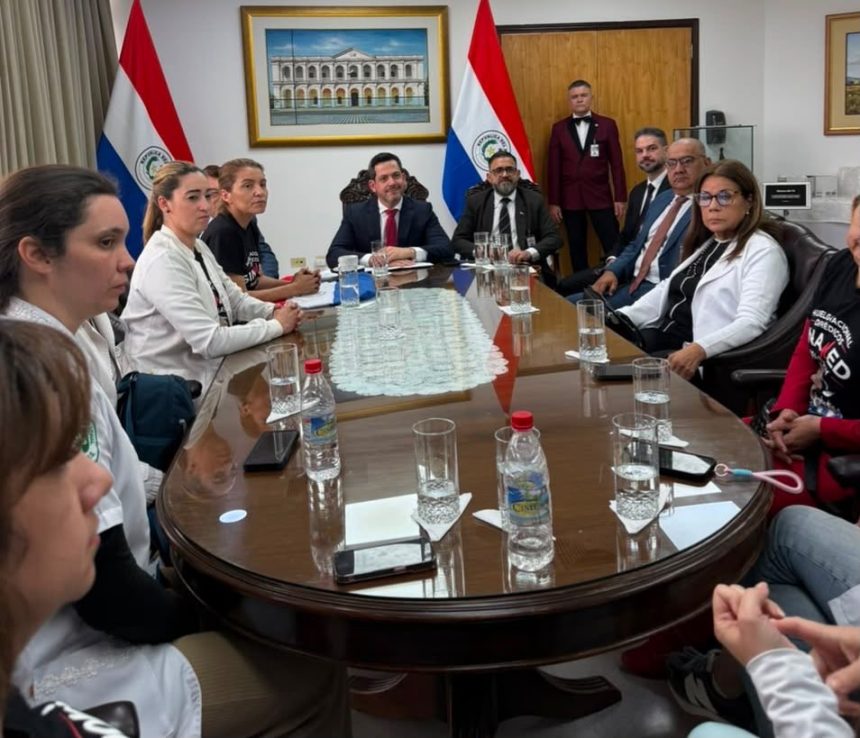 latorre-abrio-dialogo-con-medicos-para-buscar-solucion-a-reivindicaciones