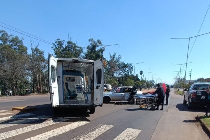 garupa-|-choque-entre-una-moto-y-un-auto-dejo-a-una-mujer-hospitalizada