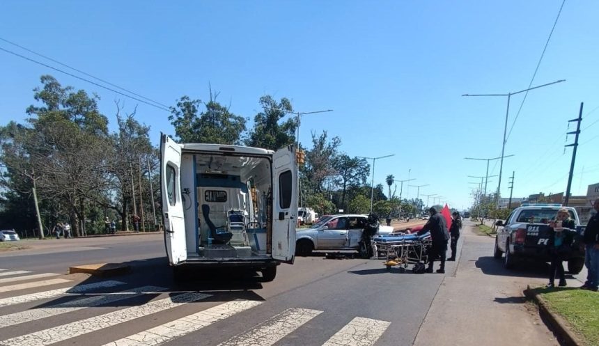 garupa-|-choque-entre-una-moto-y-un-auto-dejo-a-una-mujer-hospitalizada