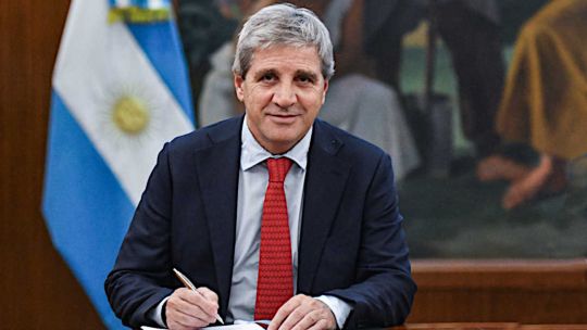 expectativa-por-caputo:-el-gobierno-prepara-anuncios-en-medio-de-la-escalada-del-dolar-y-el-debate-por-las-deudas-familiares