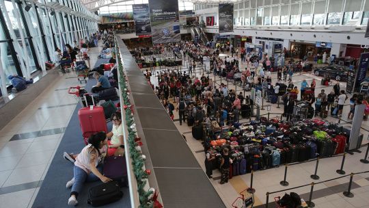 a-pesar-de-que-viajaron-menos-argentinos-al-exterior,-la-balanza-turistica-volvio-a-ser-negativa-en-julio-segun-el-indec