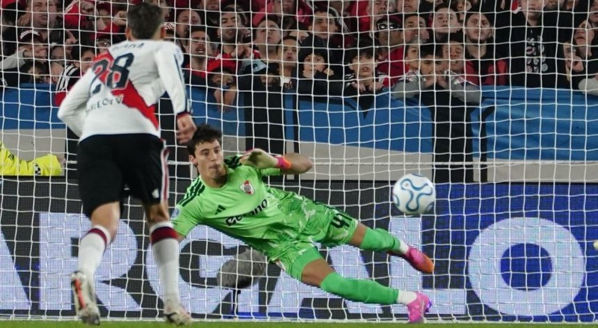 river,-eliminado-de-la-copa-sudamericana:-independiente-santa-fe-le-gano-en-el-monumental-en-una-dramatica-definicion-por-penales