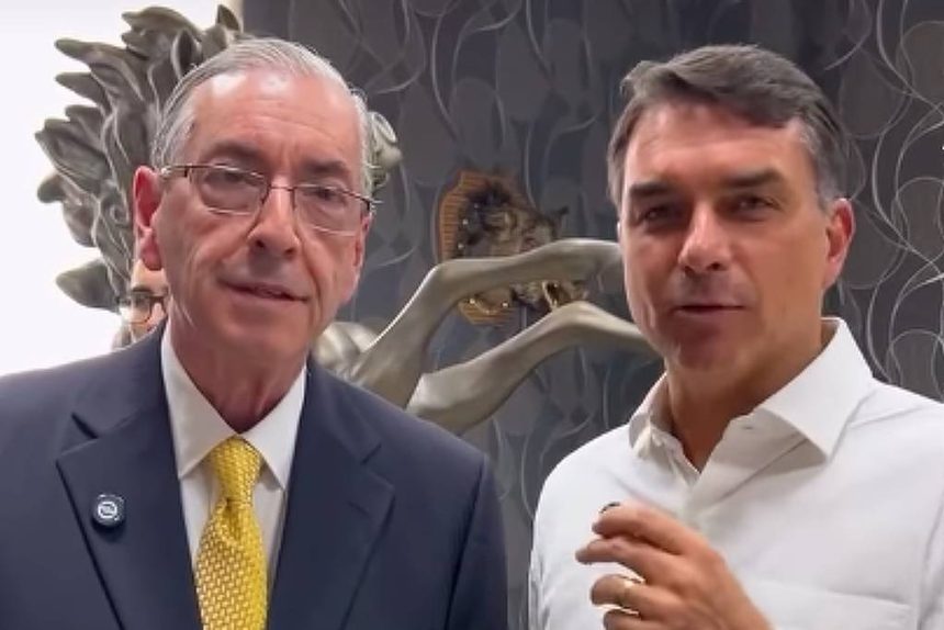 flavio-bolsonaro-grava-video-para-apoiar-eduardo-cunha,-ex-presidente-da-camara-cassado-em-2016