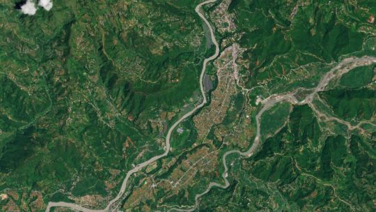 el-antes-y-despues-de-nepal:-los-aludes-arrasaron-pueblos-y-dejaron-mas-de-300-muertos-y-miles-de-desaparecidos