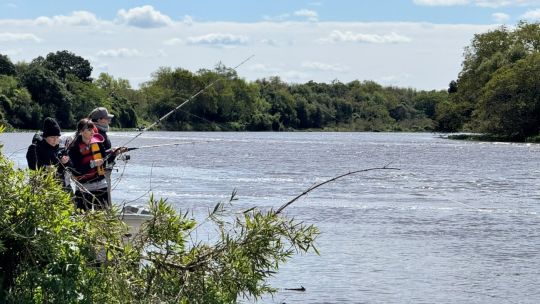 ellas-mandaron-en-el-rio:-villa-ocampo-vivio-una-multitudinaria-fiesta-de-pesca-para-mujeres
