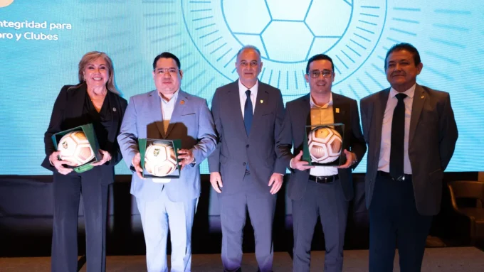 fiscal-general-propone-a-conmebol-y-fbf-difundir-la-ley-1636-en-los-partidos-de-futbol
