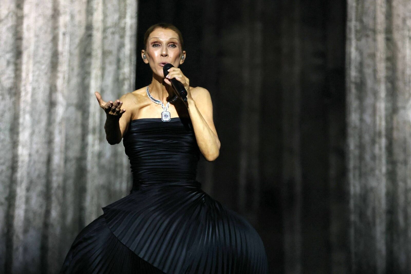 celine-dion-retorna-aos-palcos-apos-pausa-de-seis-anos-devido-a-doenca-rara