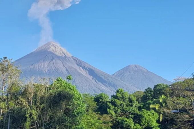 ceniza-del-volcan-de-fuego-afectaria-cinco-departamentos-en-las-proximas-24-horas,-segun-insivumeh