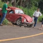 mulher-fica-ferida-apos-capotamento-de-fusca-em-rodovia-de-ivaipora