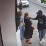 video-|-turista-extranjera-es-victima-de-raponazo-en-el-centro-historico-de-cartagena:-el-ladron-le-arranco-la-cadena-del-cuello-y-huyo-a-pie