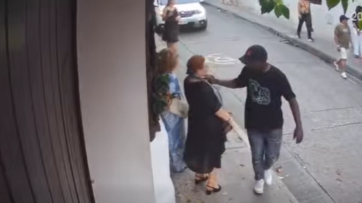 video-|-turista-extranjera-es-victima-de-raponazo-en-el-centro-historico-de-cartagena:-el-ladron-le-arranco-la-cadena-del-cuello-y-huyo-a-pie