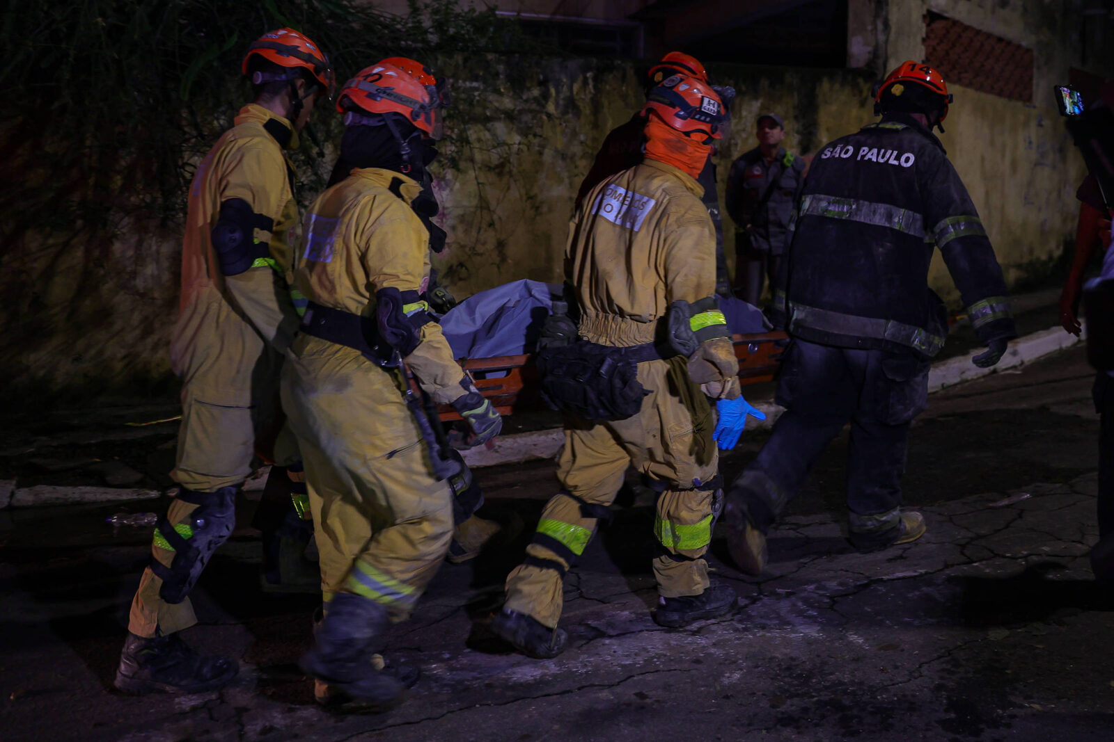 bombeiros-resgatam-corpo-soterrado-apos-queda-de-predio-na-zona-leste-de-sp;-mortos-chegam-a-tres
