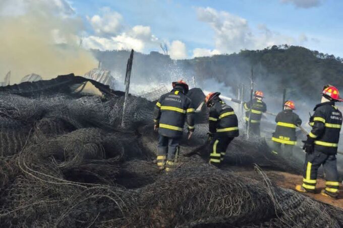 incendio-en-bodega-de-fabrica-de-colchones-deja-danos-materiales-en-la-ruta-interamericana