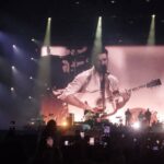 mumford-and-sons-faz-folk-romantico-para-casais-sob-chuva