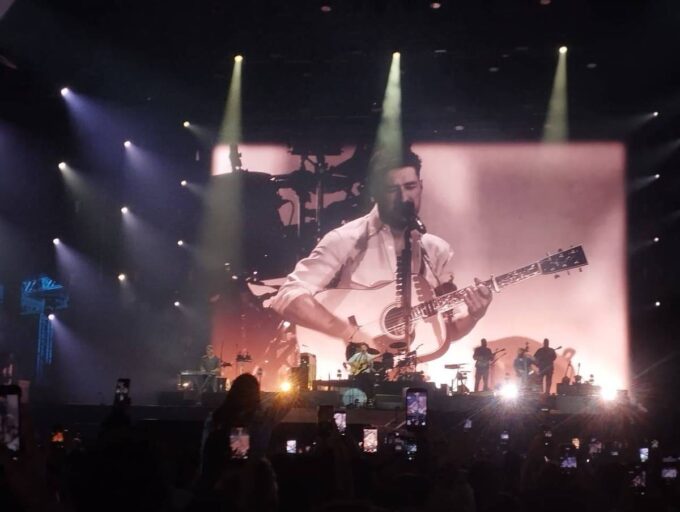 mumford-and-sons-faz-folk-romantico-para-casais-sob-chuva