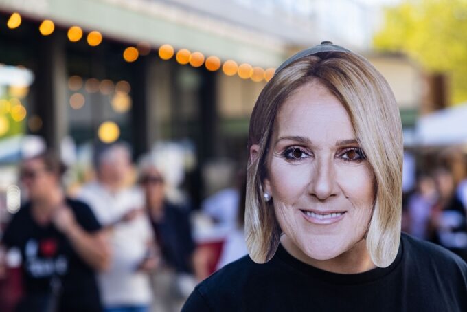 fans,-estrellas-y-politicos-se-rinden-ante-celine-dion-en-su-primer-concierto-en-paris,-marcado-por-lagrimas-de-alegria
