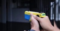 homem-reage-a-abordagem,-entra-em-luta-corporal-com-policial-e-acaba-imobilizado-com-taser