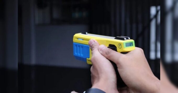 homem-reage-a-abordagem,-entra-em-luta-corporal-com-policial-e-acaba-imobilizado-com-taser