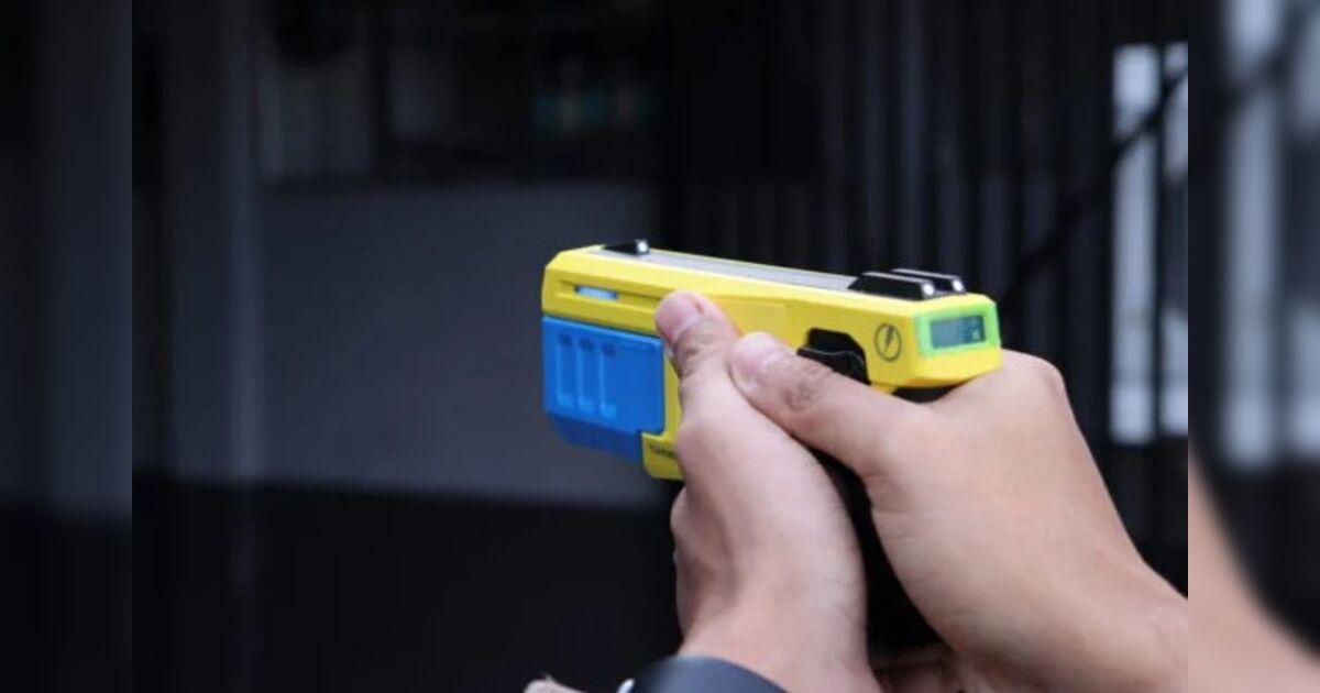 homem-reage-a-abordagem,-entra-em-luta-corporal-com-policial-e-acaba-imobilizado-com-taser