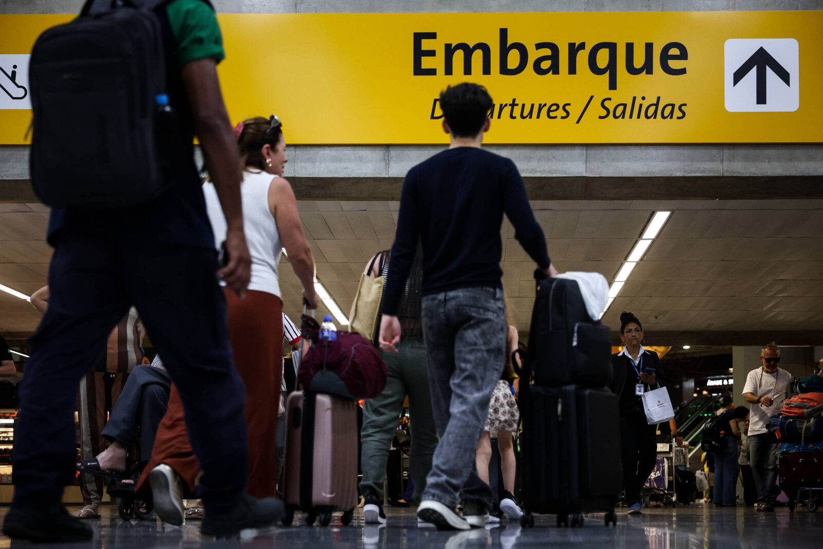 suspensao-de-ate-1-ano-e-multa-para-passageiros-de-aviao-comecam-na-segunda-(14);-confira-regras