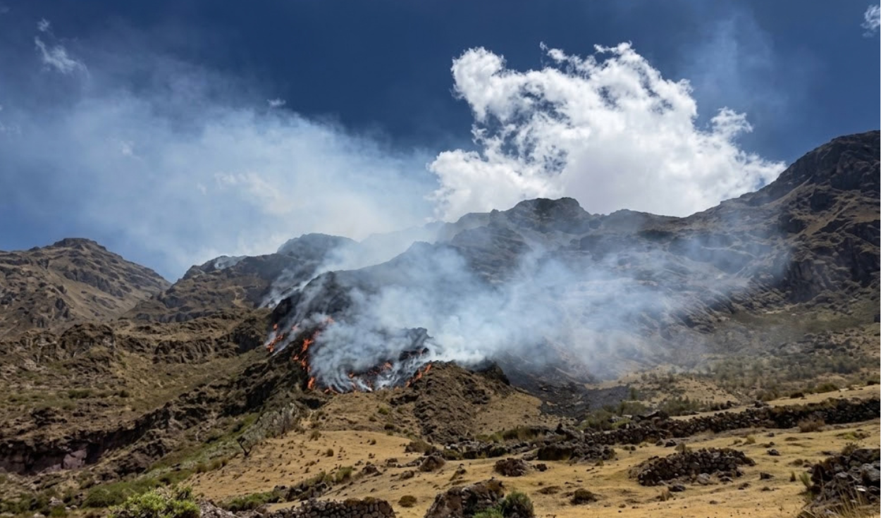 incendio-forestal-en-la-libertad-destruye-17-hectareas-en-usquil-tras-reactivarse-por-fuertes-vientos-y-radiacion-solar
