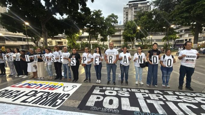 familiares-de-presos-politicos-culminan-protesta-con-vigilia-en-chacao