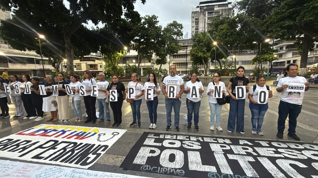 familiares-de-presos-politicos-culminan-protesta-con-vigilia-en-chacao