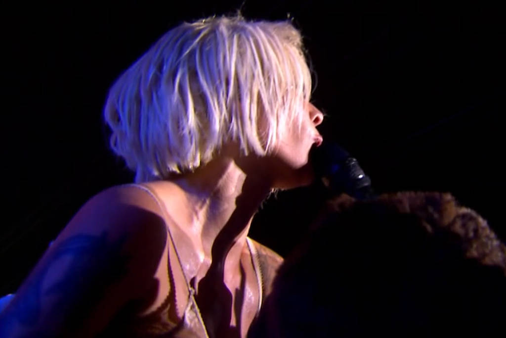 em-show-performatico-e-teatral,-halsey-debuta-no-palco-mundo-do-rock-in-rio