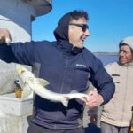otra-vez-aparecio-un-esturion-en-el-rio-de-la-plata:-lo-pescaron-mientras-buscaban-pejerreyes