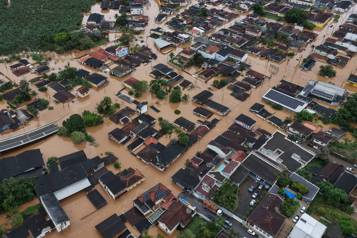 no-vale-do-ribeira,-interior-de-sao-paulo,-moradores-evacuam-areas-em-meio-a-enchentes