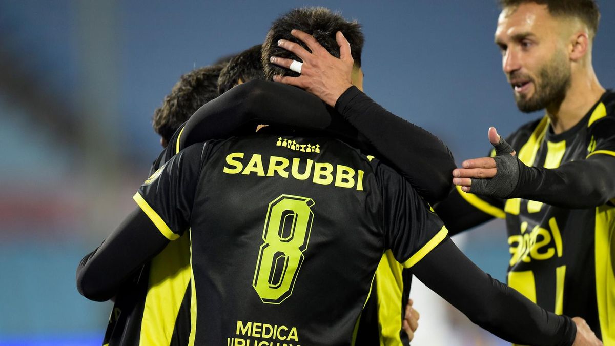 el-cambio-pesado-de-diego-aguirre-en-penarol:-la-prestancia-de-german-pezzella-dejo-afuera-al-capitan-maximiliano-olivera