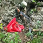 ejercito-ubica-armas-tras-persecucion-a-presuntos-traficantes-en-la-democracia,-huehuetenango