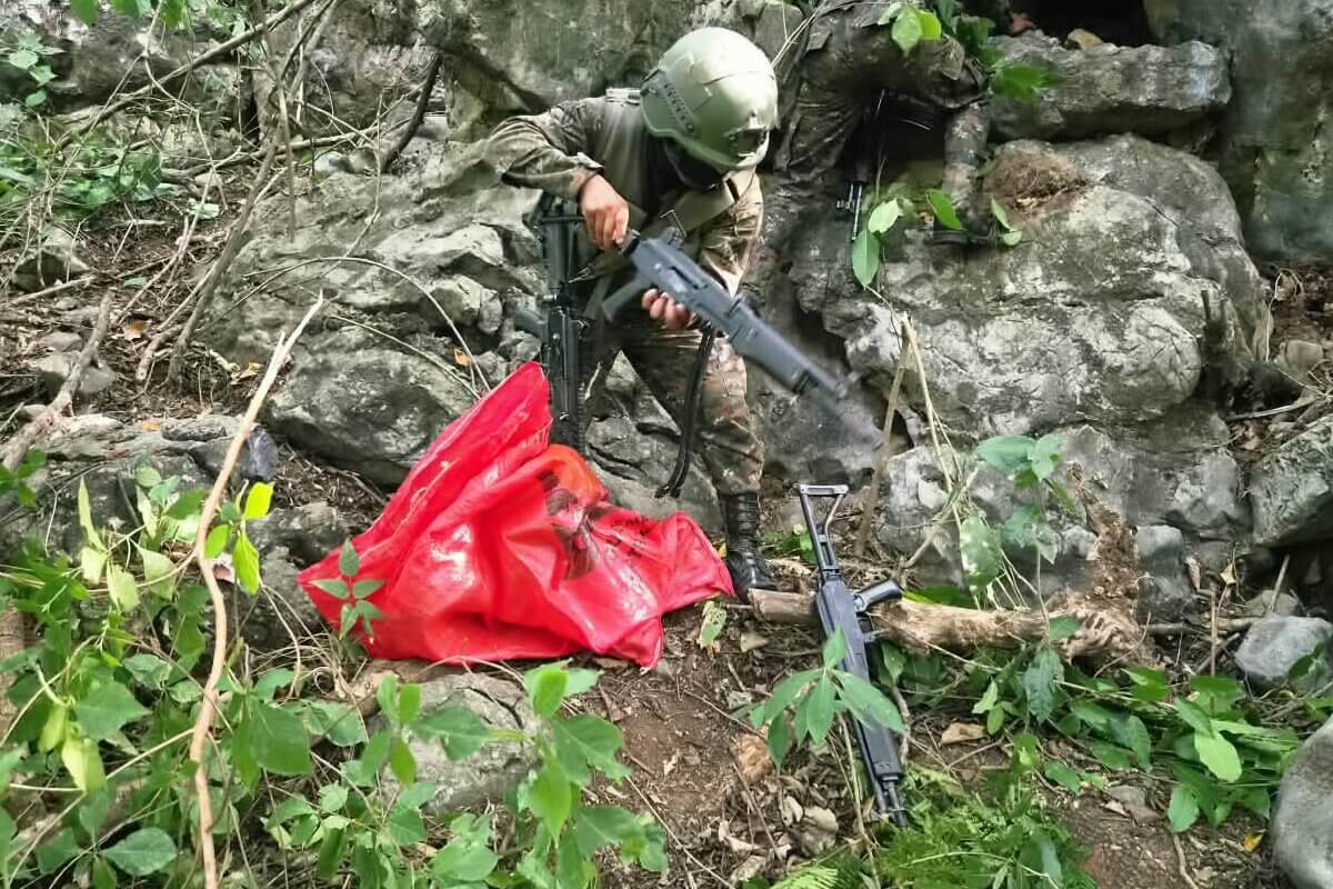 ejercito-ubica-armas-tras-persecucion-a-presuntos-traficantes-en-la-democracia,-huehuetenango