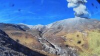 servicio-geologico-colombiano-reporta-dos-emisiones-de-ceniza-en-el-volcan-purace-este-lunes-14-de-septiembre-y-mantiene-la-alerta-naranja