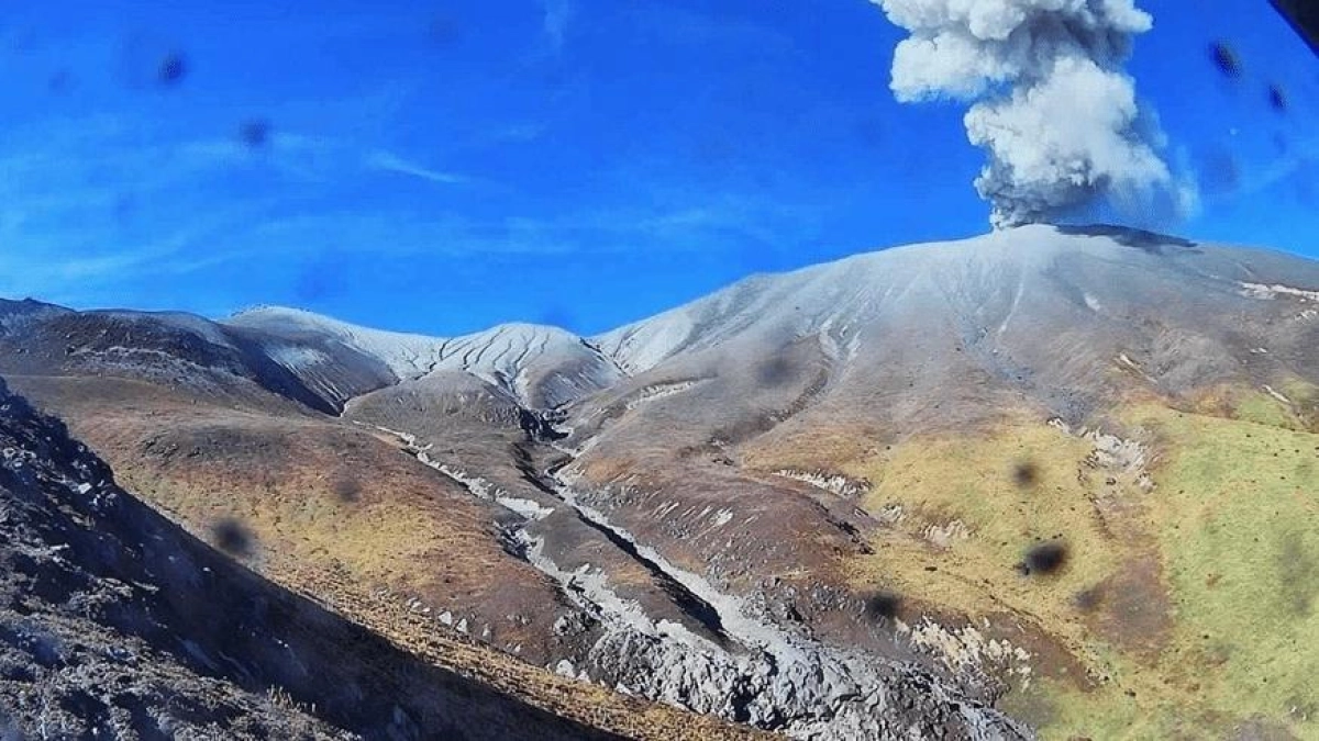 servicio-geologico-colombiano-reporta-dos-emisiones-de-ceniza-en-el-volcan-purace-este-lunes-14-de-septiembre-y-mantiene-la-alerta-naranja