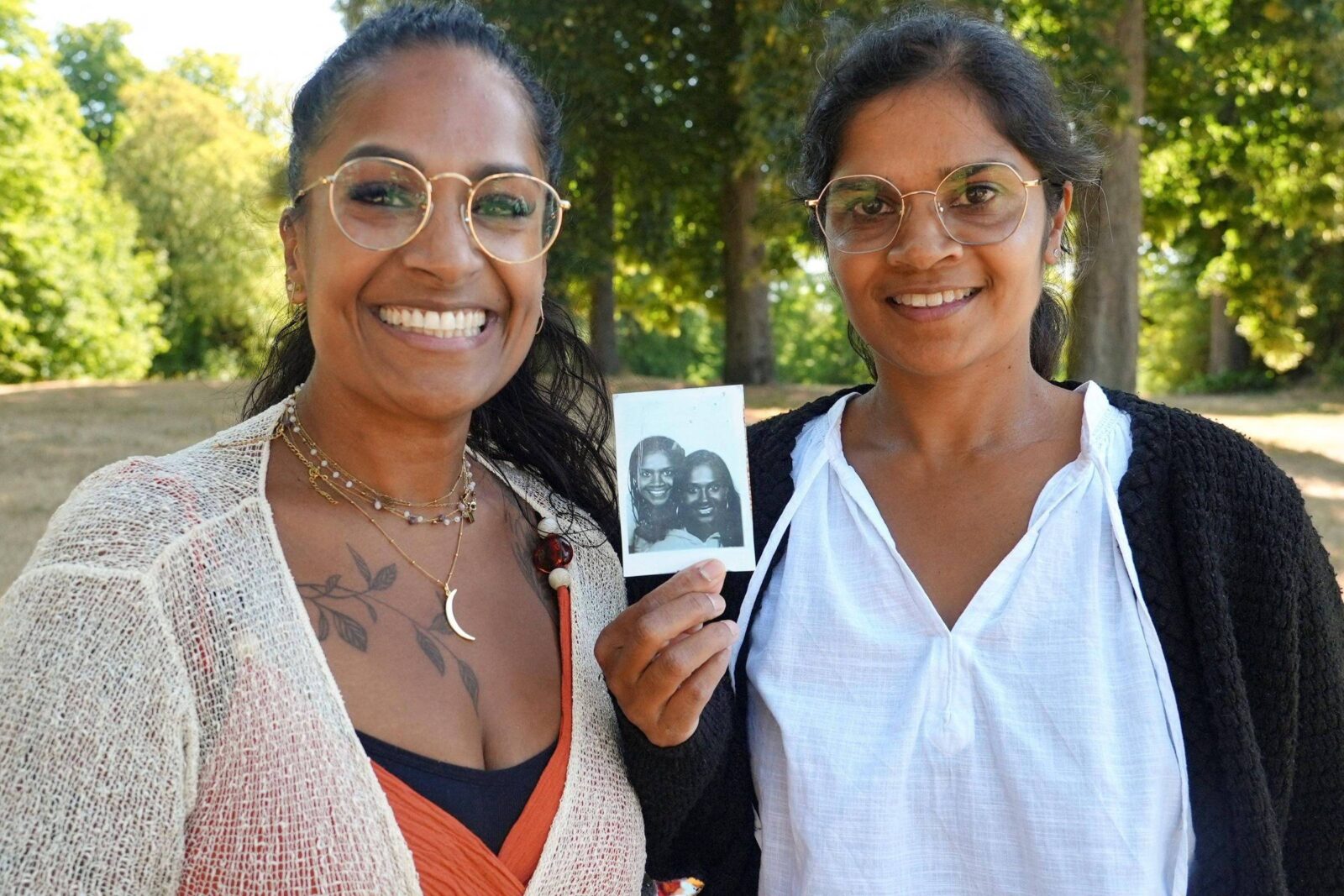 elas-foram-melhores-amigas-por-decadas,-ate-que-um-exame-de-dna-revelou-que-sao-irmas
