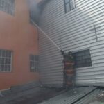 controlan-incendio-en-local-del-sector-la-tomatera-que-dejo-danos-materiales