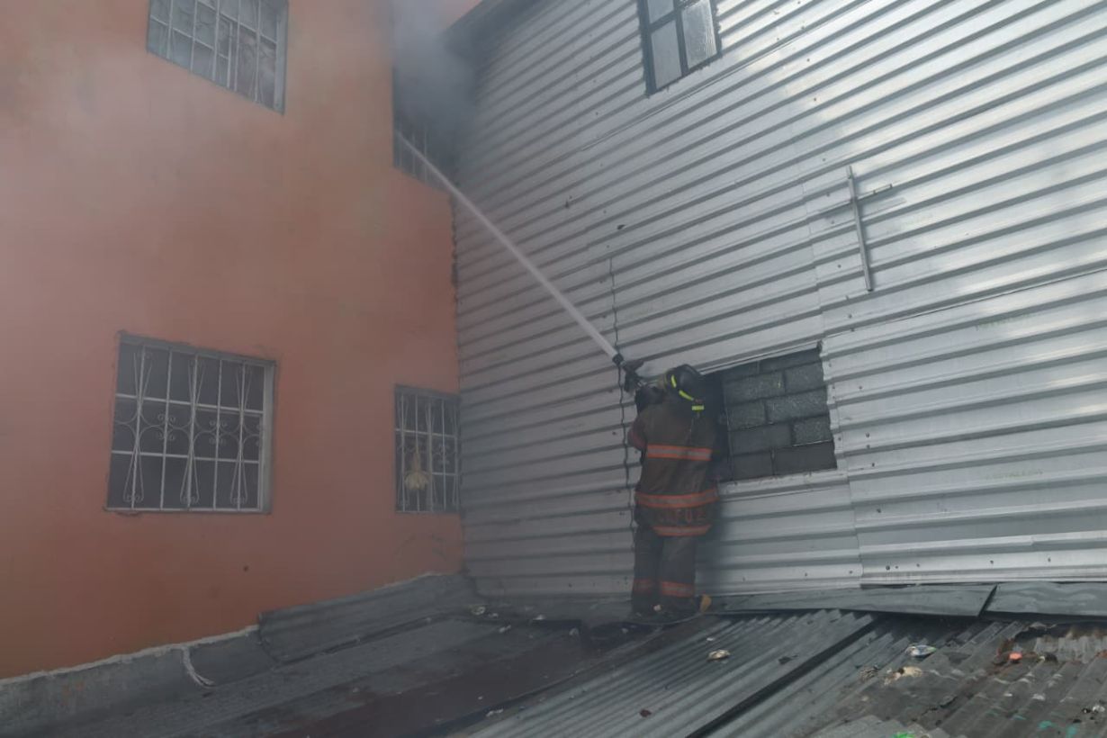 controlan-incendio-en-local-del-sector-la-tomatera-que-dejo-danos-materiales