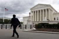 el-tribunal-supremo-de-ee-uu.-frena-por-ahora-el-intento-de-trump-de-restringir-el-voto-por-correo