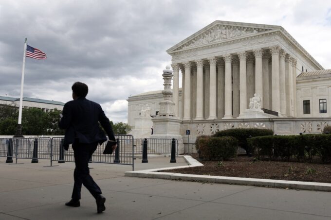 el-tribunal-supremo-de-ee-uu.-frena-por-ahora-el-intento-de-trump-de-restringir-el-voto-por-correo