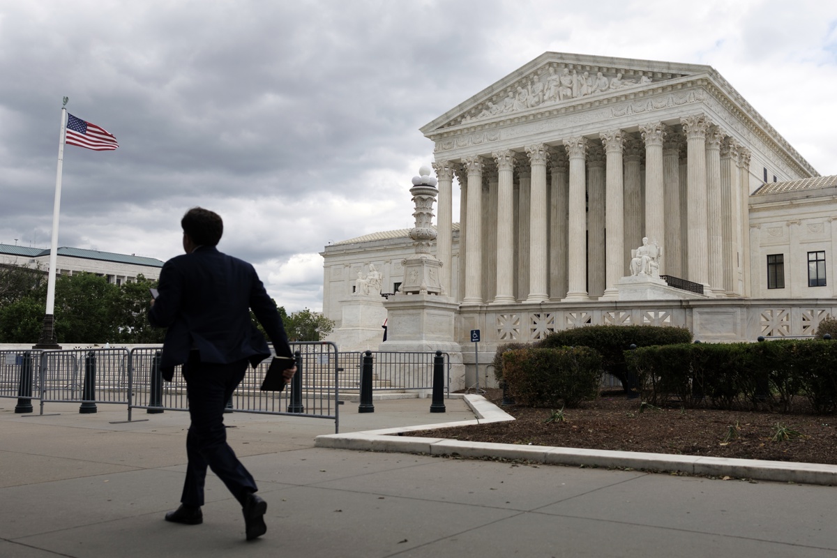 el-tribunal-supremo-de-ee-uu.-frena-por-ahora-el-intento-de-trump-de-restringir-el-voto-por-correo