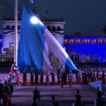 guatemala-conmemora-205-anos-de-independencia-con-solemne-izada-de-la-bandera-nacional