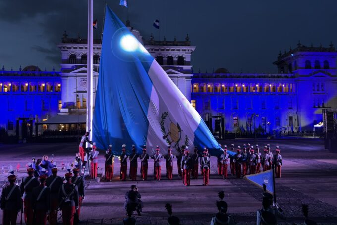 guatemala-conmemora-205-anos-de-independencia-con-solemne-izada-de-la-bandera-nacional