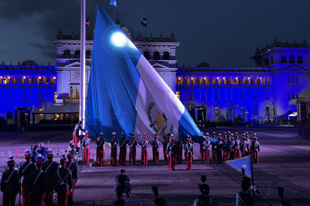 guatemala-conmemora-205-anos-de-independencia-con-solemne-izada-de-la-bandera-nacional