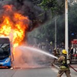susto-en-el-centro-de-cali:-evacuan-a-tiempo-a-pasajeros-de-un-bus-articulado-del-sistema-mio-por-incendio