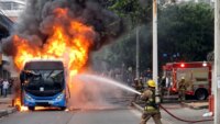 susto-en-el-centro-de-cali:-evacuan-a-tiempo-a-pasajeros-de-un-bus-articulado-del-sistema-mio-por-incendio