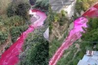 videos:-vecinos-reportan-rio-las-vacas-tenido-de-color-rojo