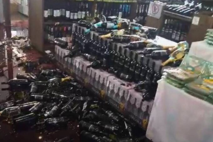 homem-destroi-garrafas-de-vinho-em-supermercado-e-causa-prejuizo-de-r$-50-mil